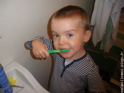 je me brosse les dents tout seul (mais avant maman l'aide!!!)